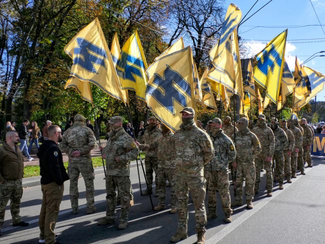 Rusland dømmer krigere fra Azov-regimentet for terrorisme i retssag Ukraine betragter som en krigsforbrydelse