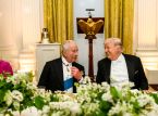 Kong Charles III g&aring;r viralt for at drille Trump og give meningsfulde gaver under Washington-bes&oslash;get