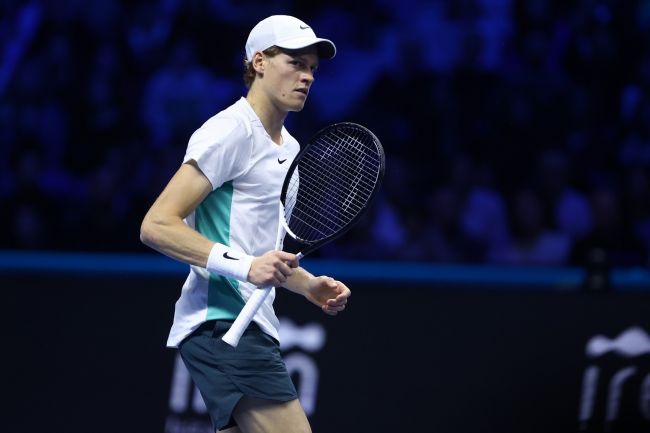 Jannik Sinner besejrer en skadet Auger-Aliassime i åbningskampen i ATP-finalen