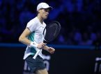 Jannik Sinner besejrer en skadet Auger-Aliassime i åbningskampen i ATP-finalen