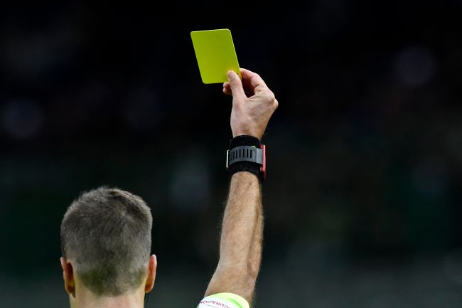 Sevilla-spiller anholdt, anklaget for at tvinge gule kort, så hans venner kunne tjene penge på væddemål