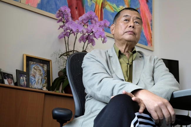Hvem er Jimmy Lai? Hongkongs mediemogul idømt 20 års fængsel