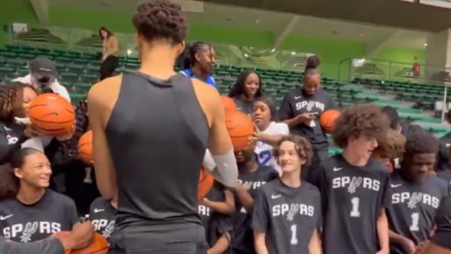 Victor Wembanyama fra San Antonio Spurs får en varm velkomst til sin gamle parisiske klub