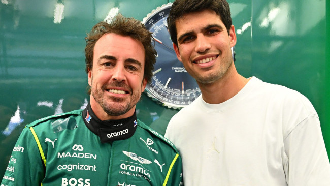 Carlos Alcaraz besøger sine landsmænd Fernando Alonso og Carlos Sainz ved F1-testene i Bahrain