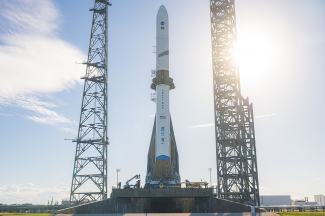 Jeff Bezos' Blue Origin lander den største genanvendelige raket for første gang, i udfordring til Musk